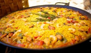 Paella-een traditioneel Spaans gerecht bestaande uit rijst, kruiden en zeevruchten. .