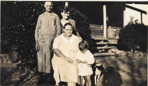 Photograph from 1932 depicting a family in the Great Depression